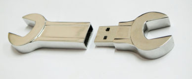 флешка в виде гаечного ключа