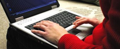 Ноутбук на коленях