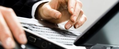 Мужчина работает за ноутбуком