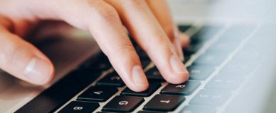 Человек набирает текст на клавиатуре