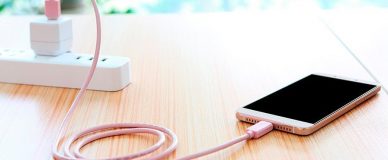 Заряжать телефон